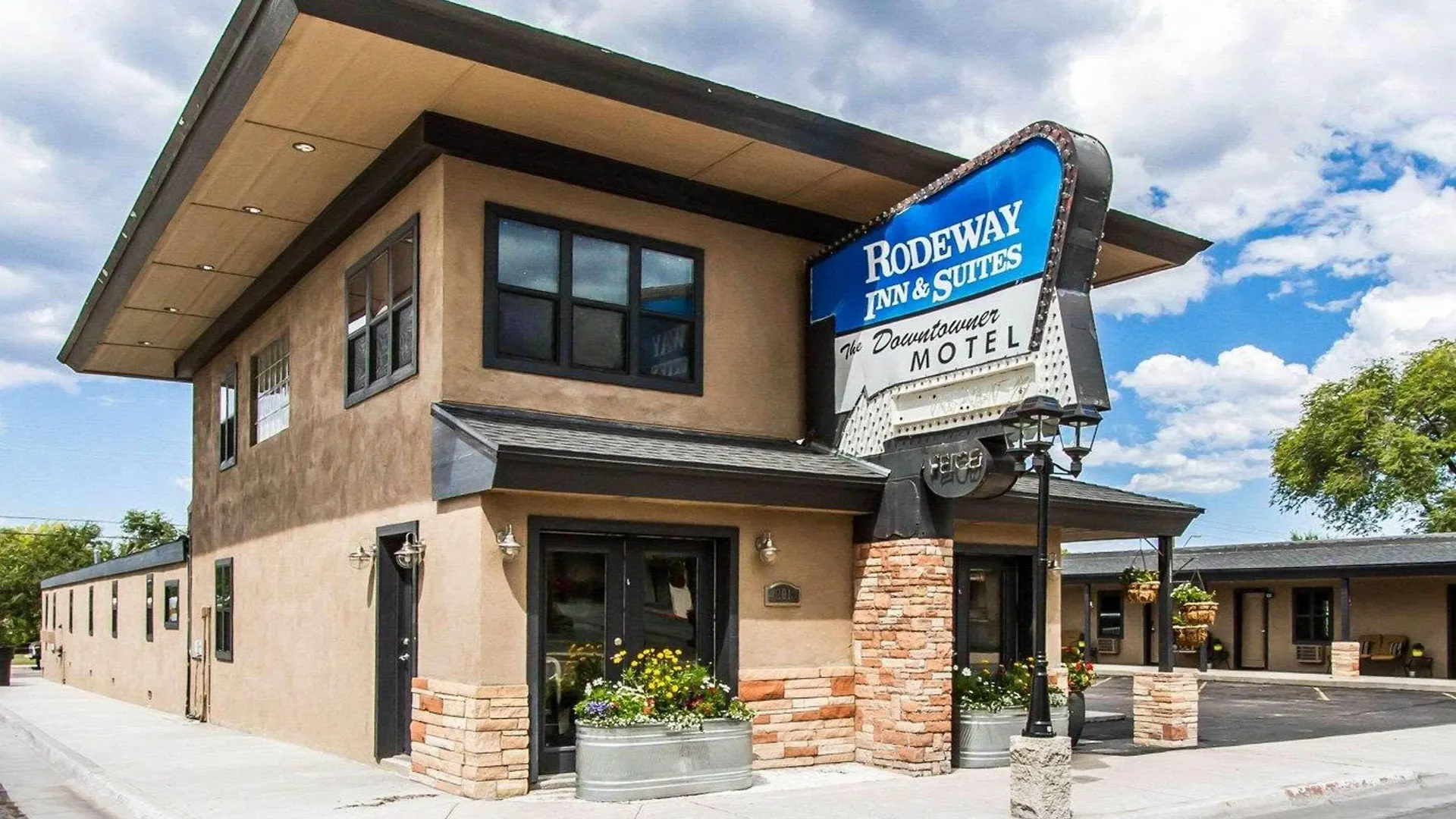 5 Central Hotels Near Buckskinner Park That Deliver