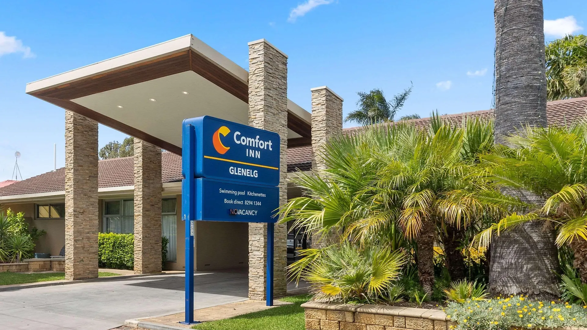 Staying Near Ayers House Museum: 6 Airport Hotels Compared