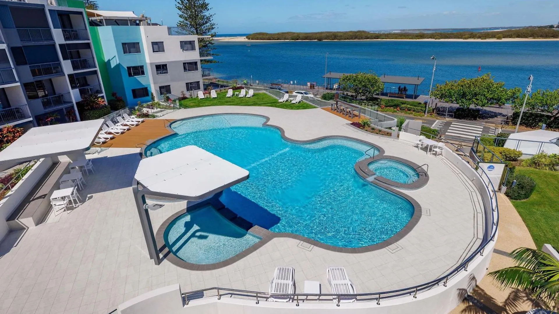 Where to Stay Near Dicky Beach Holiday Park: 10 Central Hotels