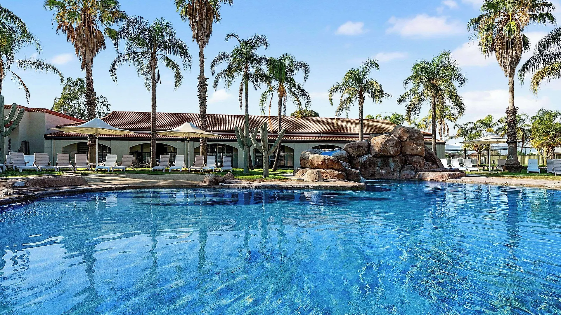 4 Smart 4-Star Hotels Near Albury Botanic Garden