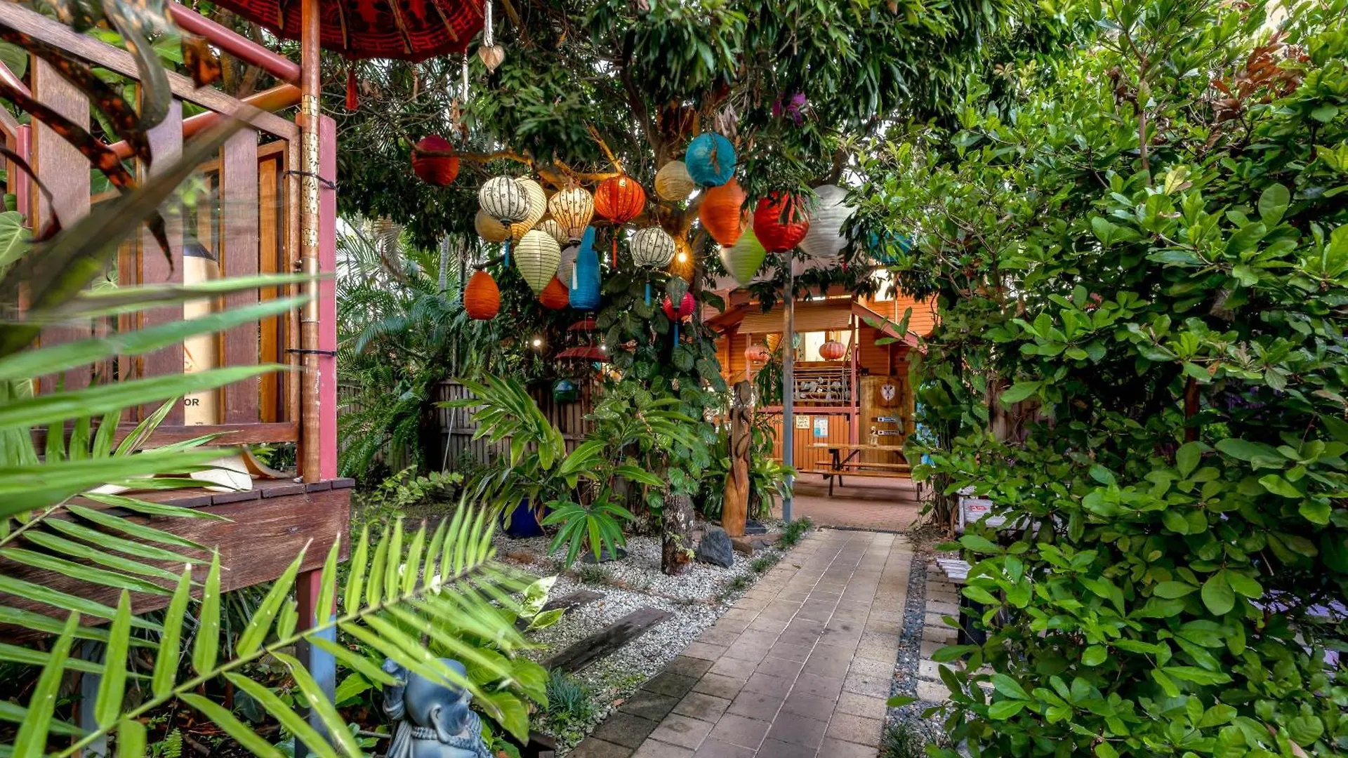 4 Smart Couple Hotels Near Rusty's Markets Worth Booking