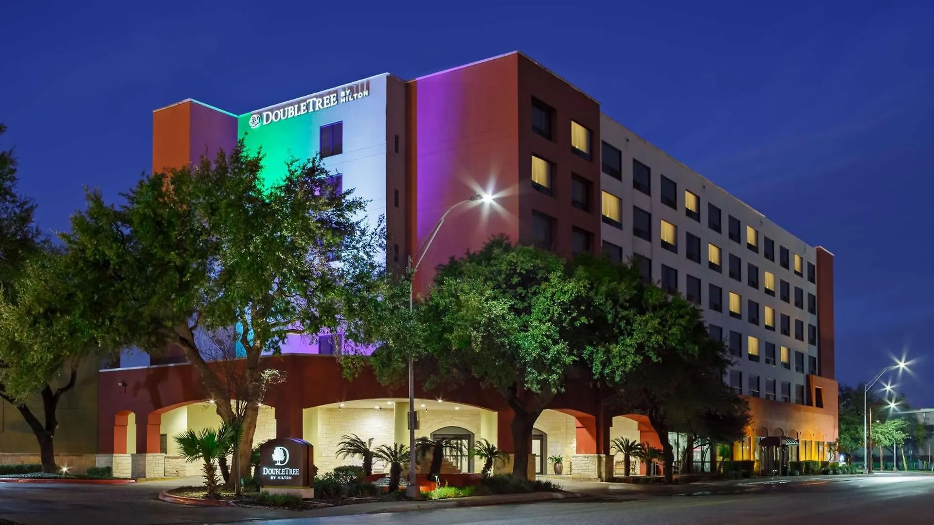 Where to Stay in Downtown Riverwalk: 6 Best 4-Star Hotels