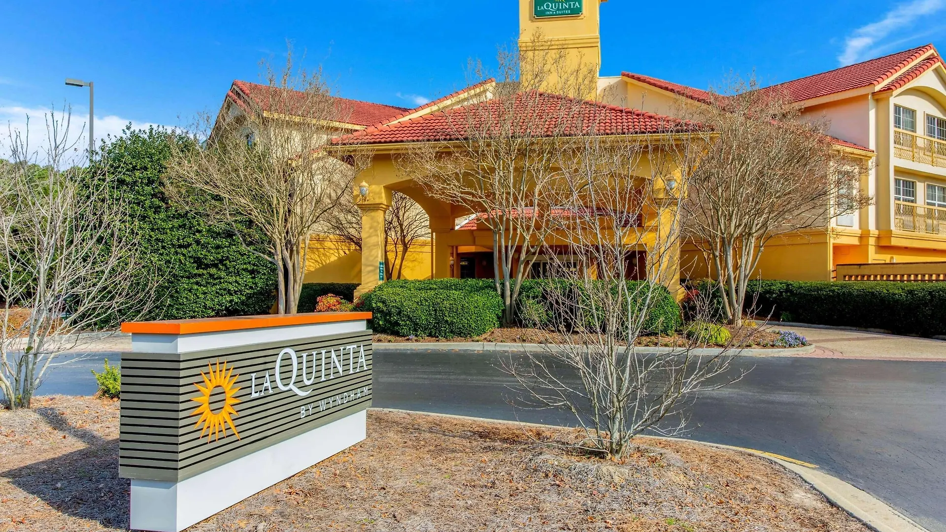 5 Airport Hotels Close to Umstead State Park Worth Booking