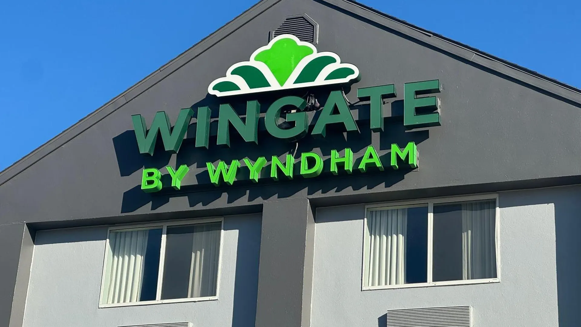 Staying Near Crystal Cove Park: 5 Three-Star Hotels Compared