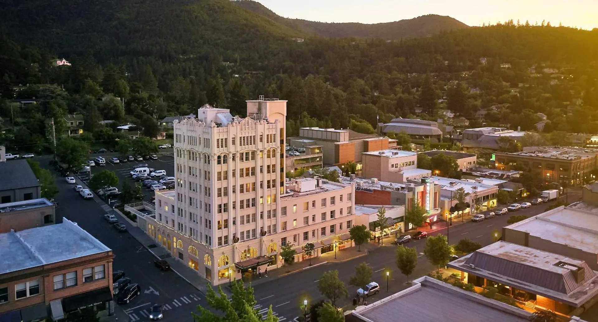 4 Couple-Worthy Hotels Close to ScienceWorks Museum Ashland