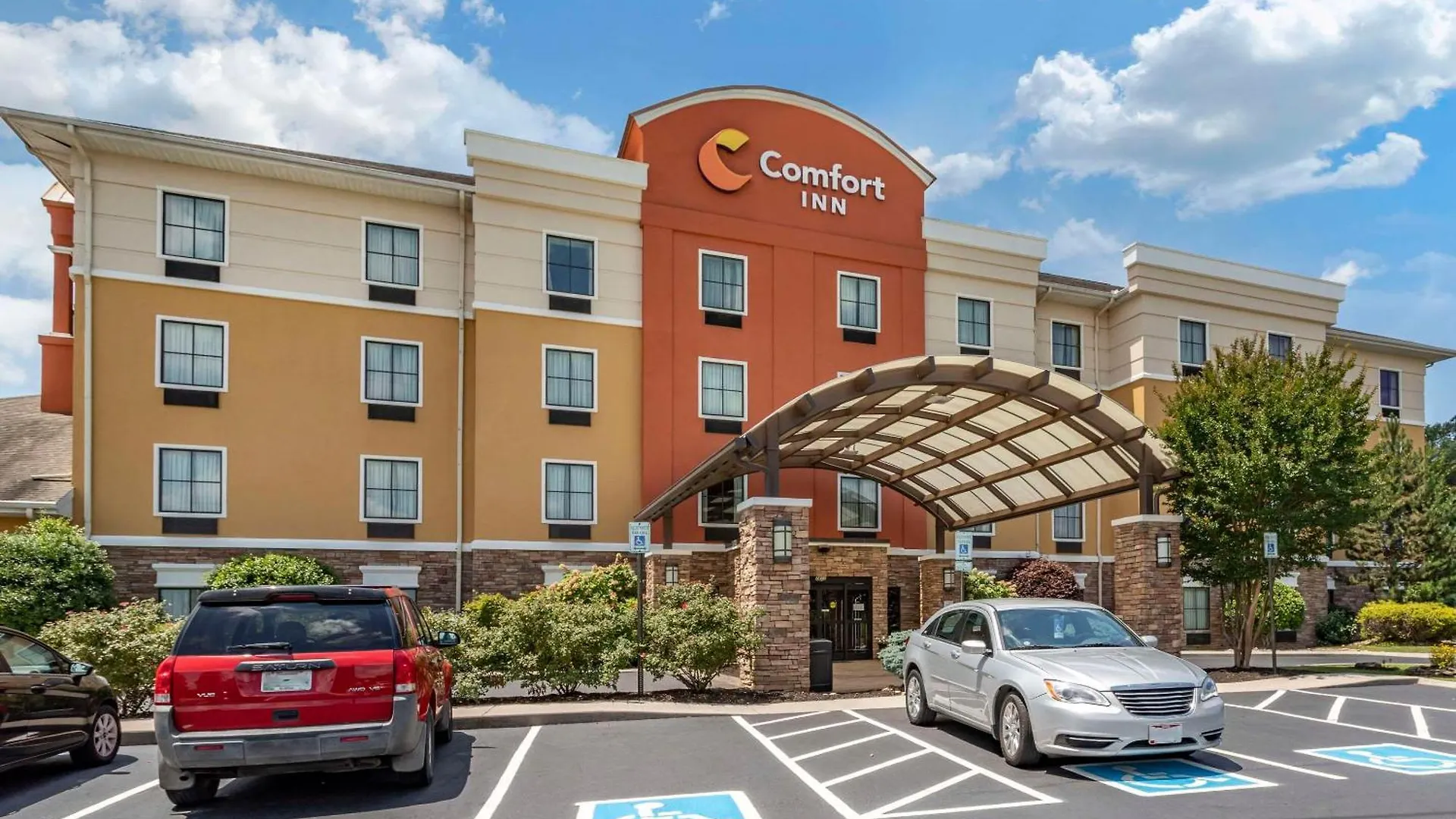 Staying In Tennessee: 4 Lakeside & Beach Hotels Compared