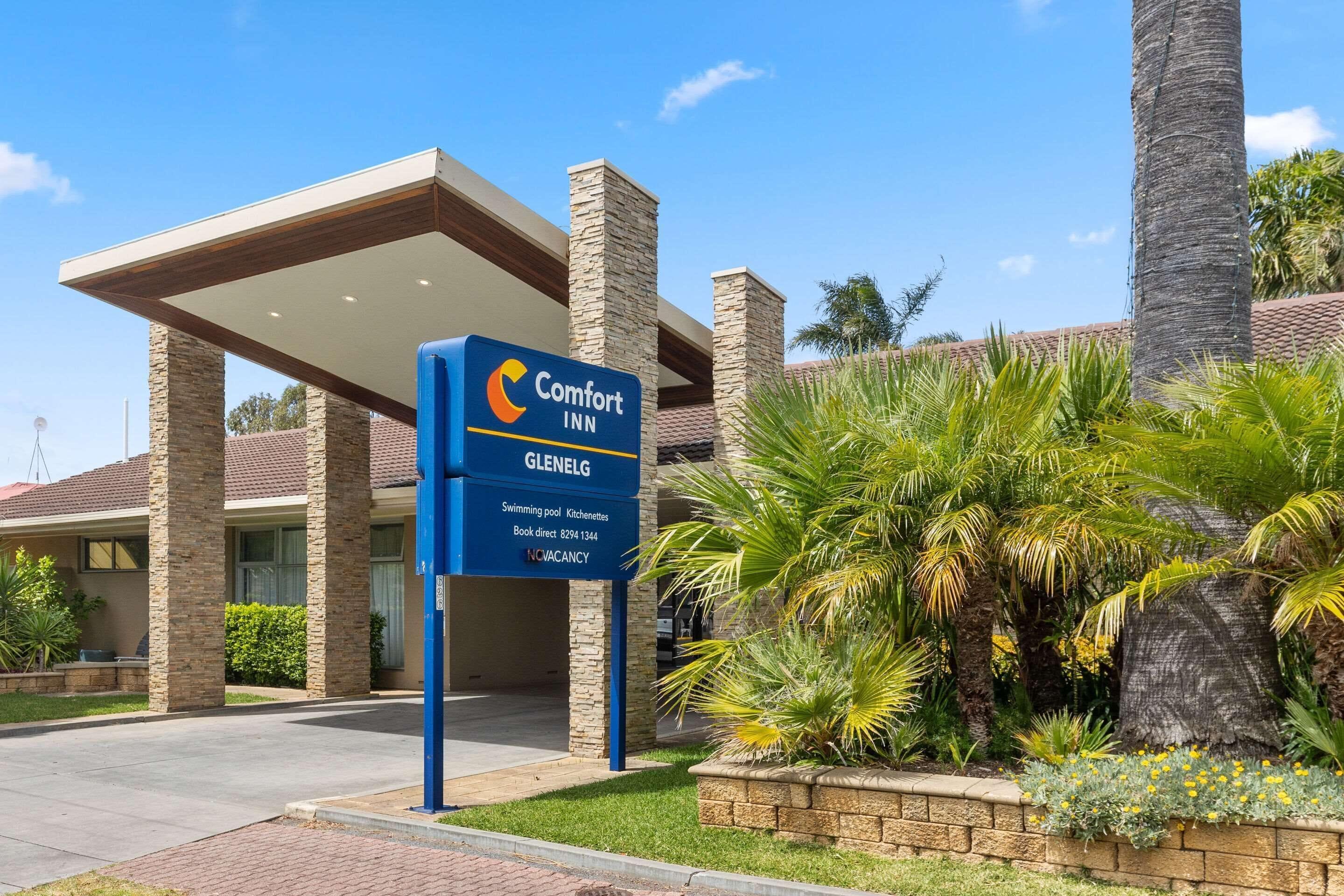 Staying Near Ayers House Museum: 6 Airport Hotels Compared