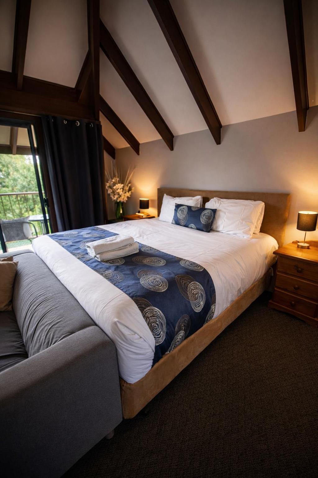 4 Central Hotels Near The Lane Vineyard Worth Booking