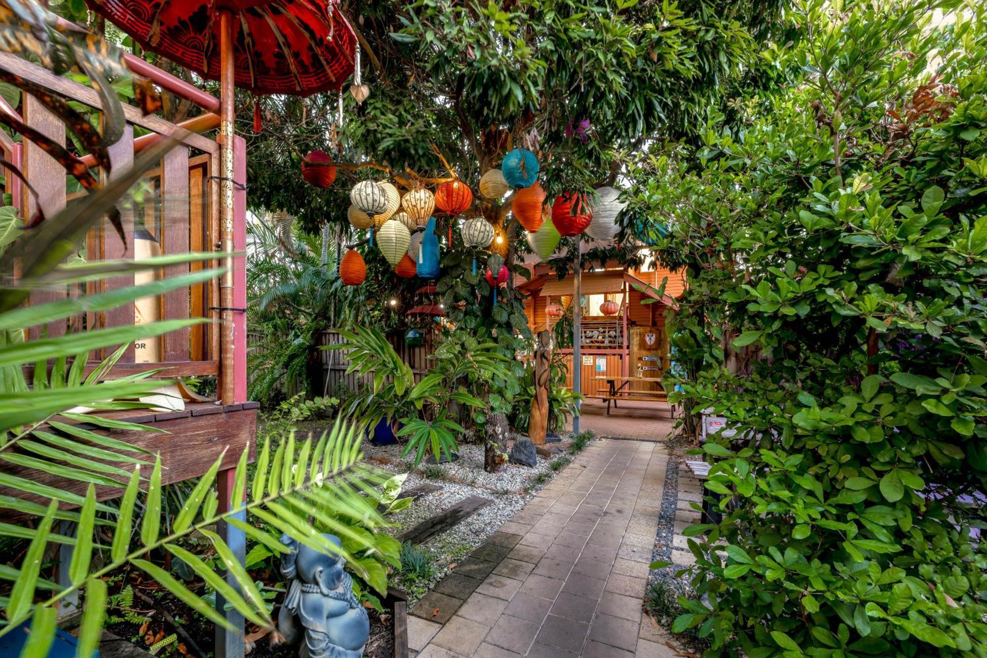 4 Smart Couple Hotels Near Rusty's Markets Worth Booking
