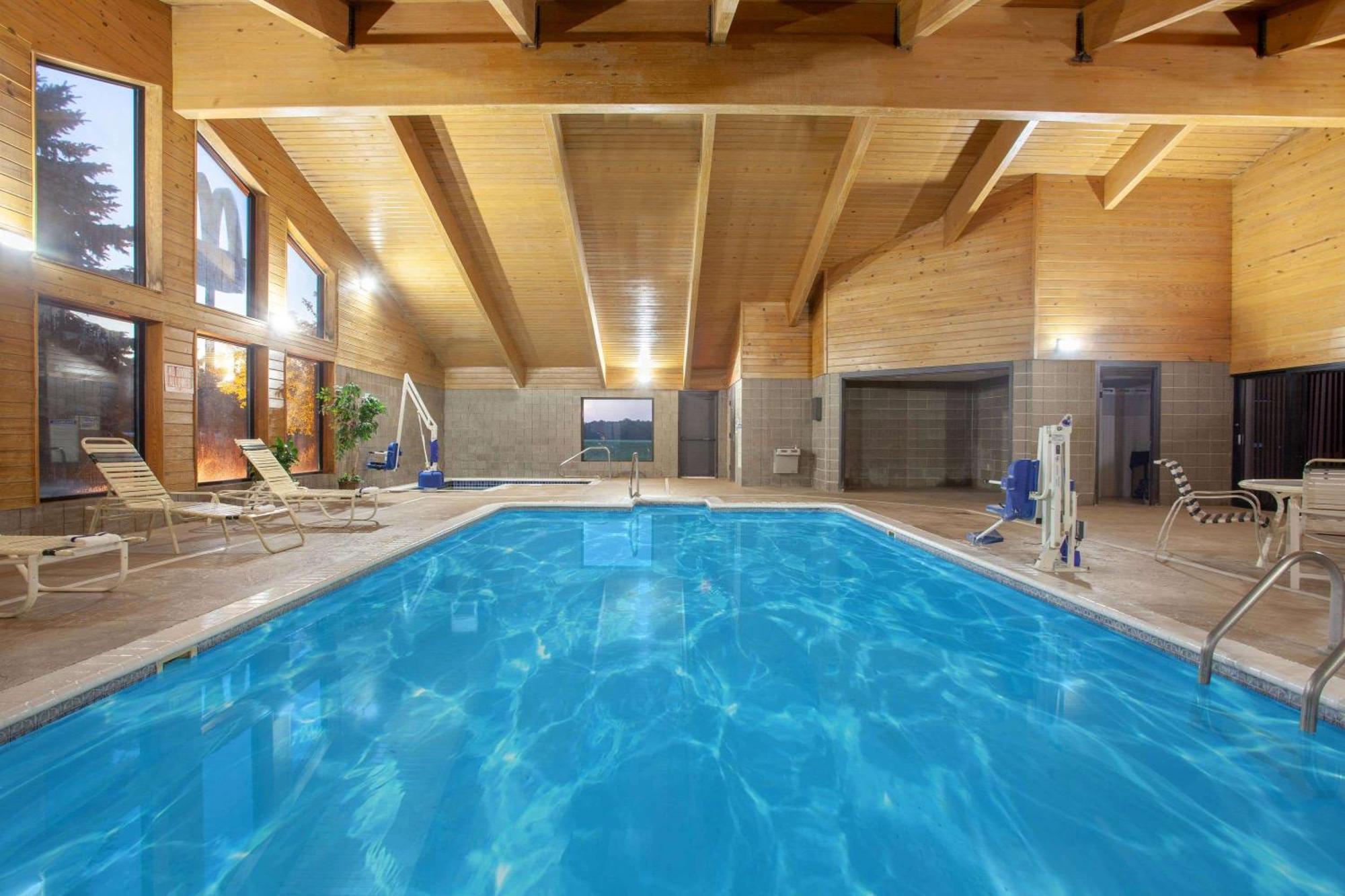4 Family Hotels Close to Edgewater Park, Albert Lea