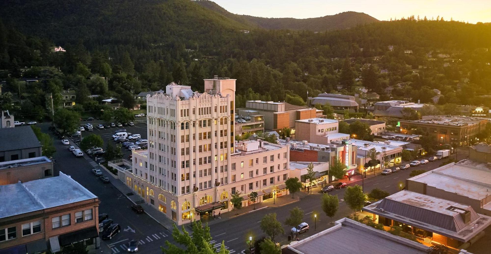 4 Couple-Worthy Hotels Close to ScienceWorks Museum Ashland